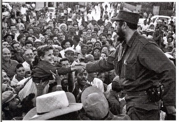 Fidel saluda al pueblo durante su entrada triunfal a La Habana. Foto: Caravana de La Libertad/Libro de Luis Báez y Pedro de la Hoz. Fidel saluda al pueblo durante su entrada triunfal a La Habana. Foto: Caravana de La Libertad/Libro de Luis Báez y Pedro de la Hoz.