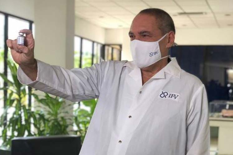 El director del Finlay, Vicente Vérez, afirmó que la apuesta de Cuba es tener vacunas muy eficaces y seguras, cuya ventaja es no estar limitadas por la cantidad de dosis, al poderse aplicar refuerzos de ser necesario, y usarse combinadas con otras. El director del Finlay, Vicente Vérez, afirmó que la apuesta de Cuba es tener vacunas muy eficaces y seguras, cuya ventaja es no estar limitadas por la cantidad de dosis, al poderse aplicar refuerzos de ser necesario, y usarse combinadas con otras.