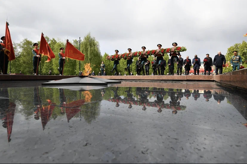 Los  jefes de Estado también participaron en la ceremonia de colación de la ofrenda floral ante la Tumba del Soldado Desconocido. Foto: Estudios Revolución.