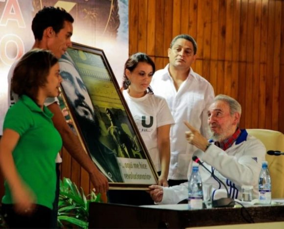 Fidel Castro durante el encuentro con los estudiantes, en ocasión del Día Internacional del Estudiante, 17 de noviembre de 2010. Foto: Alex Castro / Sitio Fidel Soldado de las Ideas. Fidel Castro durante el encuentro con los estudiantes, en ocasión del Día Internacional del Estudiante, 17 de noviembre de 2010. Foto: Alex Castro / Sitio Fidel Soldado de las Ideas.