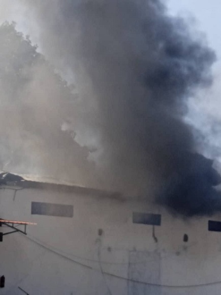 Alrededor de las 2:30 de la tarde del sábado se produjo un incendio en los almacenes de la Comercializadora ITH Varadero. Foto: Telebandera/Facebook. Alrededor de las 2:30 de la tarde del sábado se produjo un incendio en los almacenes de la Comercializadora ITH Varadero. Foto: Telebandera/Facebook.