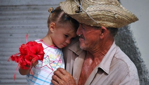 El afecto y la solidaridad como las plataformas y los ejes sobre los que giran las relaciones familiares. Foto: Archivo/Cubadebate. El afecto y la solidaridad como las plataformas y los ejes sobre los que giran las relaciones familiares. Foto: Archivo/Cubadebate.