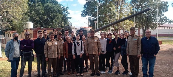 Fueron recibidos calurosamente por la jefatura de la unidad, que explicaron a los artistas de la compañía Patrimonio Cultural de la Nación numerosos aspectos de interés del trabajo que realizan nuestras tropas defensivas. Foto: BNC. Fueron recibidos calurosamente por la jefatura de la unidad, que explicaron a los artistas de la compañía Patrimonio Cultural de la Nación numerosos aspectos de interés del trabajo que realizan nuestras tropas defensivas. Foto: BNC.