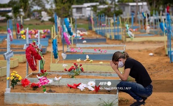 La gente visita el cementerio de Nossa Senhora Aparecida en Manaus, Brasil, en medio de la pandemia de covid-19. Foto: Michael Dantas / AFP / Archivo La gente visita el cementerio de Nossa Senhora Aparecida en Manaus, Brasil, en medio de la pandemia de covid-19. Foto: Michael Dantas / AFP / Archivo