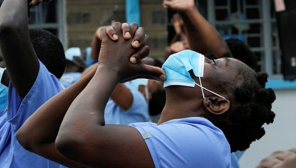 Una enfermera participa en un programa de acondicionamiento físico para enfrentar las situaciones de trabajo durante la pandemia en Nairobi, Kenya. Foto: Njeri Mwangi / Reuters. Una enfermera participa en un programa de acondicionamiento físico para enfrentar las situaciones de trabajo durante la pandemia en Nairobi, Kenya. Foto: Njeri Mwangi / Reuters.