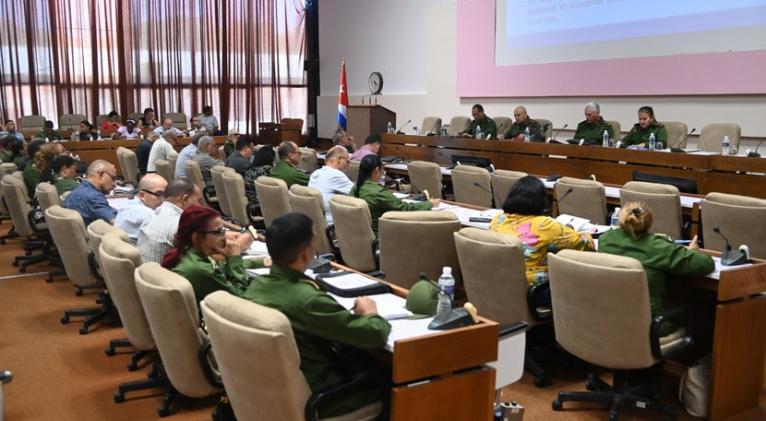 La batalla por La Habana -para que esté limpia y funcione mejor- es colosal empeño que demanda unidad y sobre todo el hallazgo, a través del orden y el control, de todas las reservas posibles en lo material y en lo subjetivo. Esa filosofía es brújula de los encuentros que, de semana en semana y desde que comenzó octubre, viene sosteniendo la dirección del país con dirigentes, instituciones, organizaciones y entidades a quienes concierne el tema.