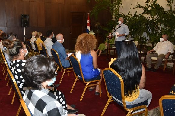 Intercambio del presidente cubano con representantes de la comunidad LGBTIQ+ en Cuba. Foto: Estudios Revolución. Intercambio del presidente cubano con representantes de la comunidad LGBTIQ+ en Cuba. Foto: Estudios Revolución.