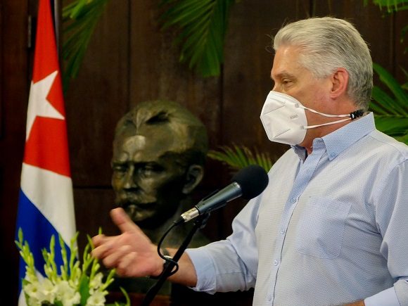 Presidente cubano se reúne con representantes de la comunidad LGBTIQ+ en Cuba. Foto: Estudios Revolución. Presidente cubano se reúne con representantes de la comunidad LGBTIQ+ en Cuba. Foto: Estudios Revolución.