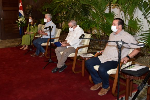 Autoridades del país intercambian con representantes de la comunidad LGBTIQ+ en Cuba. Foto: Estudios Revolución. Autoridades del país intercambian con representantes de la comunidad LGBTIQ+ en Cuba. Foto: Estudios Revolución.