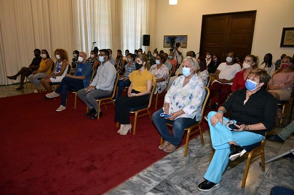 Díaz-Canel en encuentro con representantes de la comunidad LGBTIQ+ en Cuba. Foto: Estudios Revolución. Díaz-Canel en encuentro con representantes de la comunidad LGBTIQ+ en Cuba. Foto: Estudios Revolución.