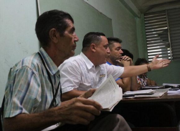 Trabajadores por cuenta propia de La Habana analizan anteproyecto del Código de Trabajo Trabajadores por cuenta propia de La Habana analizan anteproyecto del Código de Trabajo
