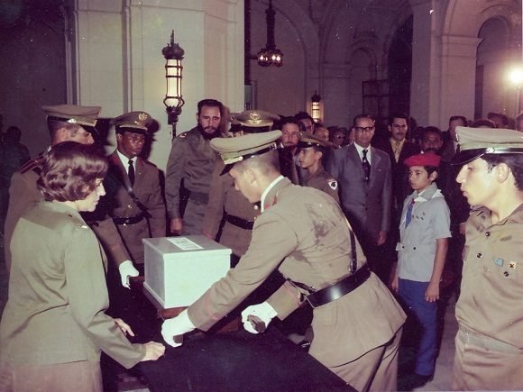 Fidel en el acto de entrega de las cenizas de Julio Antonio Mella, en el Aula Magna de la Universidad de La Habana, el 22 de agosto de 1975. Foto: Estudios Revolución/ Sitio Fidel Soldado de las Ideas Fidel en el acto de entrega de las cenizas de Julio Antonio Mella, en el Aula Magna de la Universidad de La Habana, el 22 de agosto de 1975. Foto: Estudios Revolución/ Sitio Fidel Soldado de las Ideas
