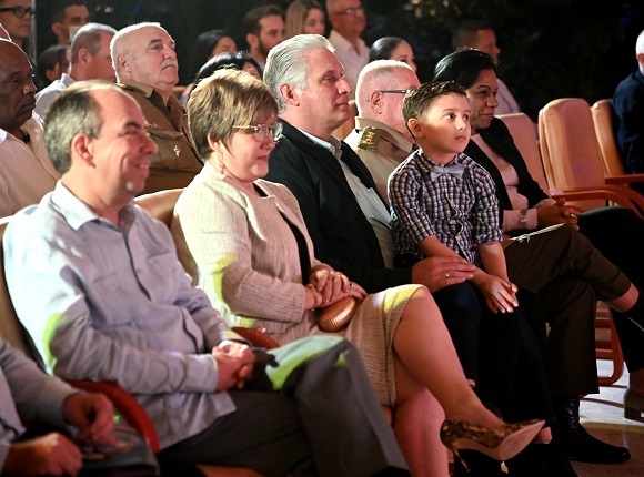 El presidente de Cuba, Miguel Díaz-Canel, durante la presentación del libro La Colmenita ¡Mi vida!, de Carlos Alberto “Tin” Cremata. Foto: Presidencia Cuba. El presidente de Cuba, Miguel Díaz-Canel, durante la presentación del libro La Colmenita ¡Mi vida!, de Carlos Alberto “Tin” Cremata. Foto: Presidencia Cuba.