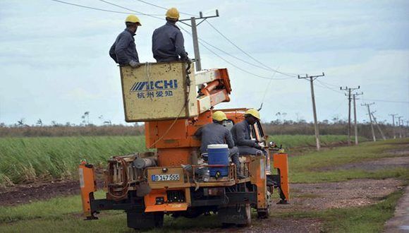 Reparan redes eléctricas dañadas por Irma en Camagüey. Foto: Rodolfo Blanco / ACN