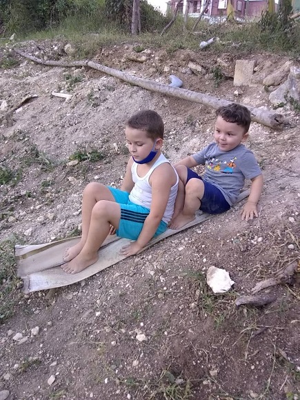 su afán fue el de su hermano y algunos amigos de la cuadra. ¡Saberse el más pequeño de los presentes no sería obstáculo! su afán fue el de su hermano y algunos amigos de la cuadra. ¡Saberse el más pequeño de los presentes no sería obstáculo!