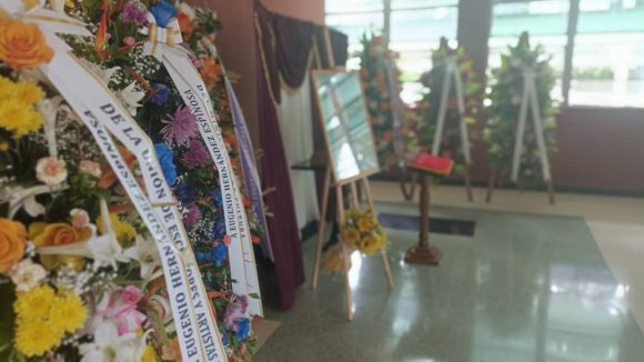 Ofrendas florales junto a fotos y la réplica del machete de Máximo Gómez, custodian la urna que guarda sus cenizas. Foto: Cubadebate. Ofrendas florales junto a fotos y la réplica del machete de Máximo Gómez, custodian la urna que guarda sus cenizas. Foto: Cubadebate.