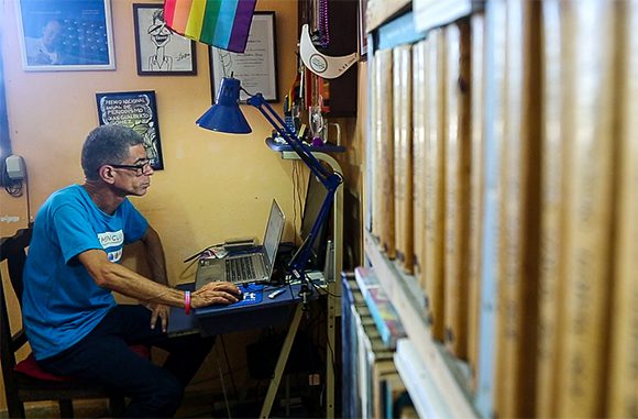 Paquito, heredero del nombre de su padre, es el tercero de tres hermanos y el primer profesional de su familia. Foto: Irene Pérez/ Cubadebate. Paquito, heredero del nombre de su padre, es el tercero de tres hermanos y el primer profesional de su familia. Foto: Irene Pérez/ Cubadebate.
