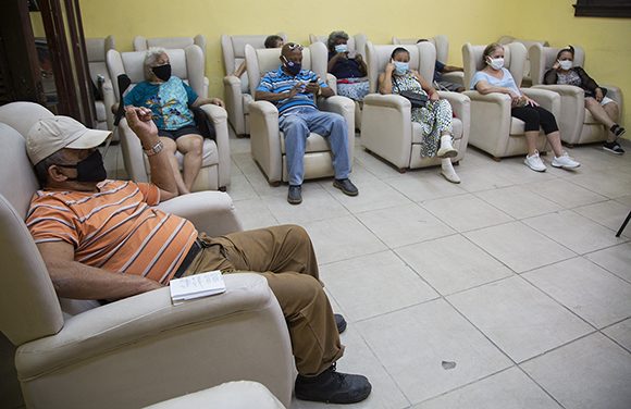 En el Área de vigilancia y manejo de eventos adversos esperan durante una hora para medir sus síntomas luego de la vacunación. Foto: Irene Pérez/ Cubadebate. En el Área de vigilancia y manejo de eventos adversos esperan durante una hora para medir sus síntomas luego de la vacunación. Foto: Irene Pérez/ Cubadebate.