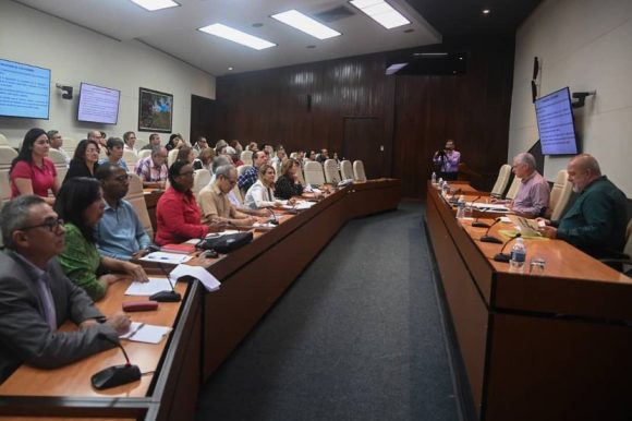 reunion con expertos arbovirosis e1766636084382